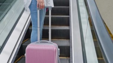 Merdivenlerde bavulu olan kadın, bacakları ve merdivenleri gören, metroyla, trenle veya uçakla seyahat eden, havaalanı terminalinde veya yeraltı istasyonunda yolcu, el bagajı ve kabin bagajı