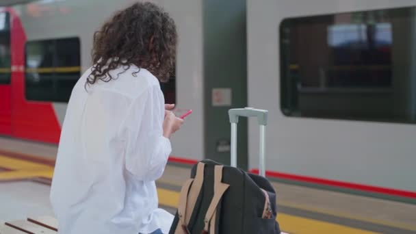 Passeggero Aspetta Treno Sulla Piattaforma Donna Sta Controllando Gli Orari — Video Stock