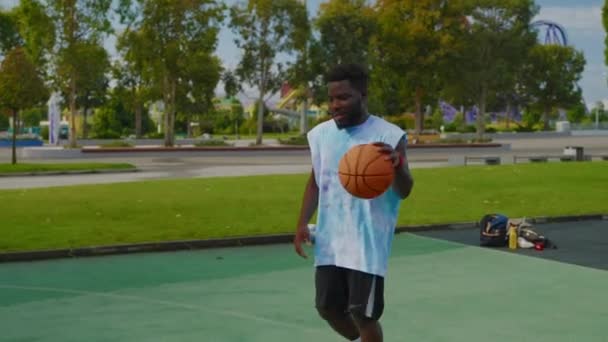 Cámara Lenta Disparó Joven Jugador Baloncesto Negro Entrenando Solo Cancha — Vídeo de stock