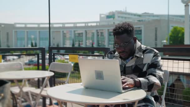 Μαύρος Άνδρας Καρό Πουκάμισο Που Δουλεύει Αποστάσεως Σερφάρει Στο Διαδίκτυο — Αρχείο Βίντεο