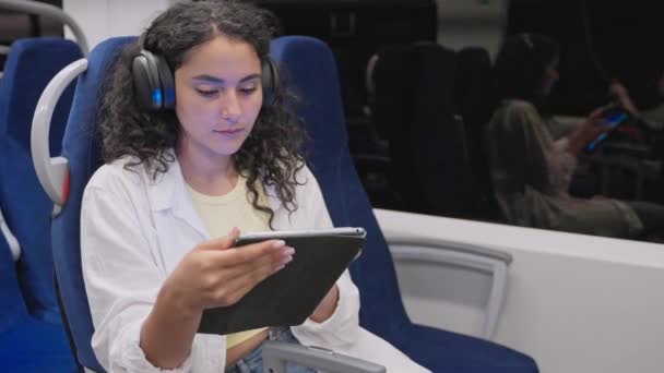 Ritratto Passeggera Treno Signora Che Ascolta Musica Guarda Video Tablet — Video Stock
