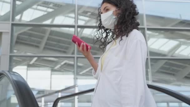 Passeggera Donna Con Maschera Protettiva Viaggia Durante Pandemia Covid Influenza — Video Stock