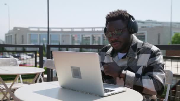 Homem Afro Americano Com Laptop Livre Contra Vista Cidade Pessoa — Vídeo de Stock