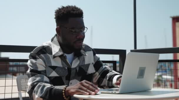 Uomo Afroamericano Occhiali Camicia Quadri Seduto Tavolo All Esterno Utilizzando — Video Stock