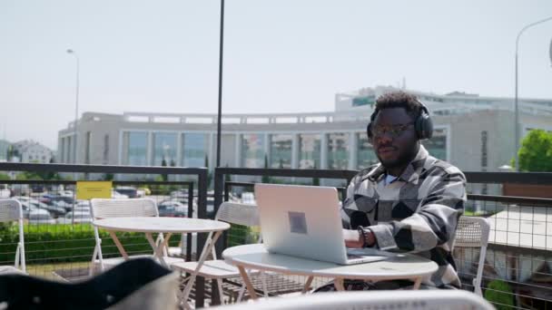 Freelancer Afroamericano Con Camisa Cuadros Que Trabaja Desde Café Urbano — Vídeos de Stock