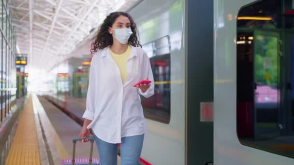 Jovem Passageira Está Andando Estação Trem Usando Máscara Facial Para — Vídeo de Stock