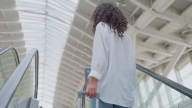 Merdivenlerde bavulu olan kadın, arkadan görüntülü, yavaş çekim, kadın yolcu toplu taşıma, tren, uçak ya da metro ile seyahat ediyor, bagajını taşıyor.