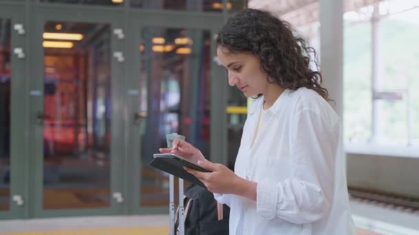 Giovane Donna Con Gadget Tablet Sulla Piattaforma Ferroviaria Treno Attesa — Video Stock