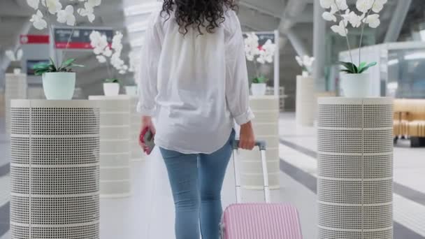 Mujer Con Maleta Está Caminando Dentro Edificio Moderno Aeropuerto Internacional — Vídeos de Stock