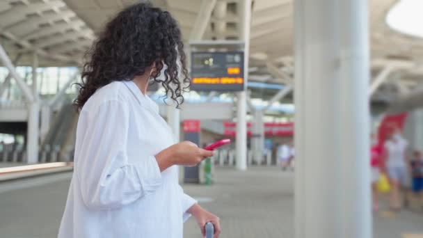 Viajando Por Carretera Mujer Con Teléfono Inteligente Mascarilla Estación Tren — Vídeo de stock