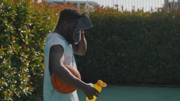 Один Афроамериканець Закінчив Баскетбольне Тренування Витирав Обличчя Стомленим Відкритим Поглядом — стокове відео