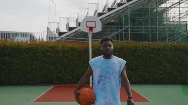 Selbstbewusster Afrikanischer Sportler Auf Offenem Basketballplatz Porträt Eines Afrikanisch Amerikanischen — Stockvideo