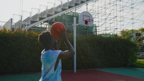Практикує Кидання Яча Кошик Чорний Чоловік Баскетбольному Майданчику Відкритому Повітрі — стокове відео