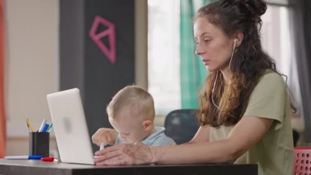 Εργαζόμενη Μητέρα Στο Σπίτι Γυναίκα Είναι Σύμβουλος Τηλεφωνικού Κέντρου Τεχνικής — Αρχείο Βίντεο