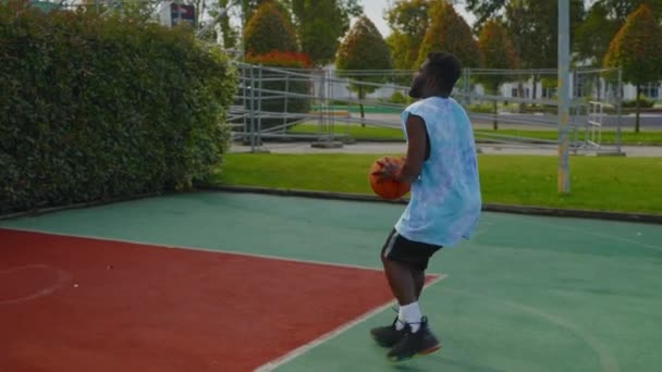 Schwarzer Mann Wirft Ball Korb Auf Street Basketballfeld Zeitlupenschuss Dribbeln — Stockvideo