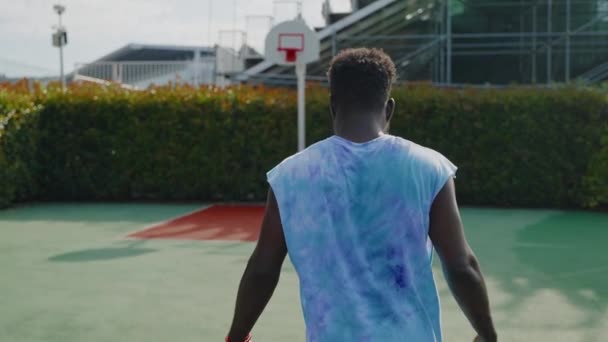 Afrikanischer Amerikaner Läuft Auf Street Basketballfeld Rückansicht Zeitlupe Sport Und — Stockvideo