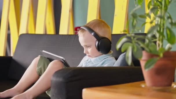Předškolní Chlapec Prohlíží Kreslené Filmy Hraje Hry Tabletu Sedí Pohovce — Stock video