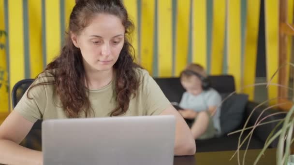 Retrato Mãe Trabalhadora Com Laptop Casa Filho Pequeno Com Tablet — Vídeo de Stock