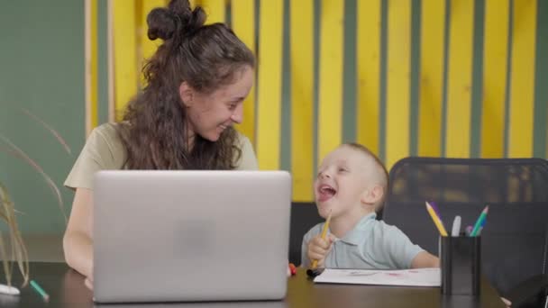 Mladá Matka Pracuje Vzdáleně Domova Sedí Svým Malým Synem Žena — Stock video