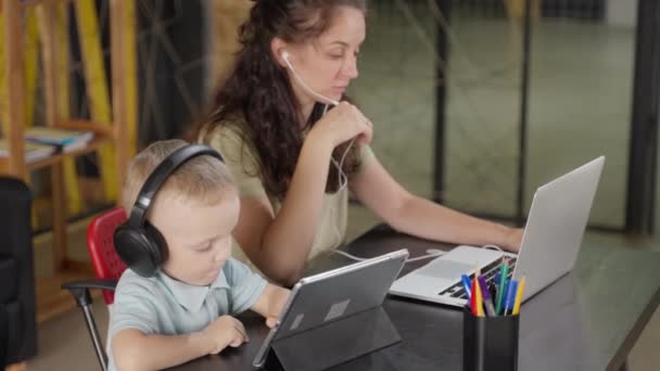 Menino Jovem Mãe Com Gadgets Modernos Casa Mulher Está Usando — Vídeo de Stock