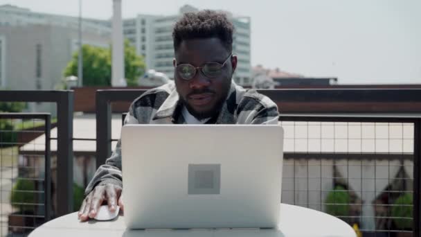 Jonge Afrikaan Amerikaanse Man Surft Internet Laptop Portret Balkon Van — Stockvideo