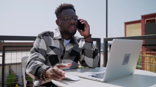 Mladý Africký Americký Podnikatel Notebookem Kavárně Telefonem Komunikuje Přes Mobilní — Stock video