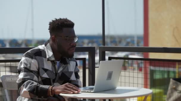 Freelance Africano Che Lavora Nuovo Progetto Startup Caffè Facendo Ricerche — Video Stock
