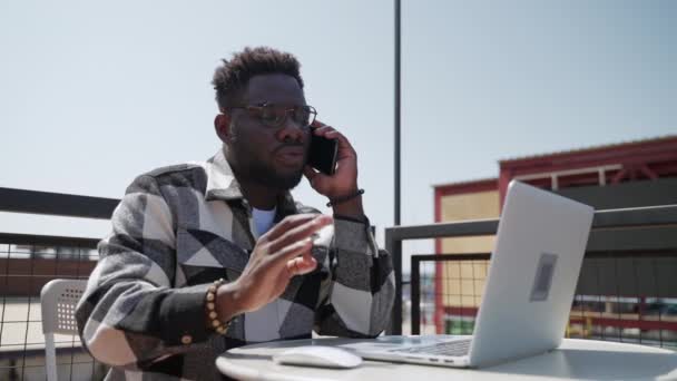 Afroamericano Uomo Affari Sta Lavorando Remoto Parlando Con Telefono Cellulare — Video Stock