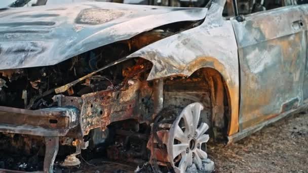 Összetört Kiégett Autó Baleset Után Lerakóhelyen Kihasználtság Régi Rozsdás Autók — Stock videók