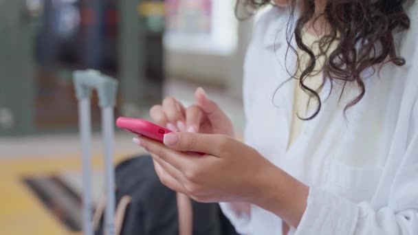 Nahaufnahme Einer Frau Mit Smartphone Bahnhof Ihr Gepäck Hintergrund Chatten — Stockvideo