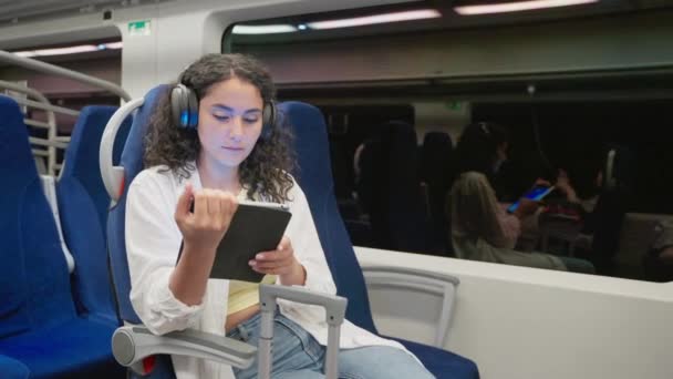 Egy Fiatal Utazott Vonattal Digitális Tabletet Fejhallgatót Használ Hogy Filmeket — Stock videók