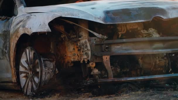 Vista Frontal Veículo Motor Após Grande Incêndio Carro Batido Queimado — Vídeo de Stock