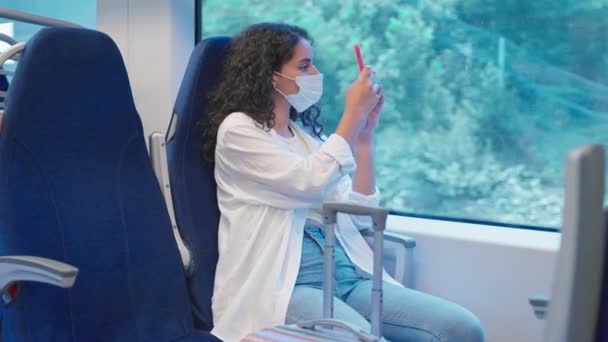 Mulher Passageiro Tirar Fotos Com Telefone Olhar Para Cena Natureza — Vídeo de Stock