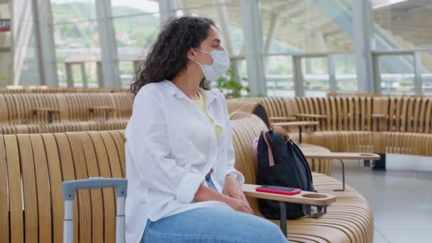 Bagajlı Genç Bayan Tren Istasyonunun Kalkış Salonunda Bekliyor Covid Enfeksiyonunu — Stok video