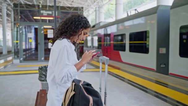 Gadis Pelancong Duduk Bangku Platform Stasiun Dengan Bagasi Dekatnya Dia — Stok Video