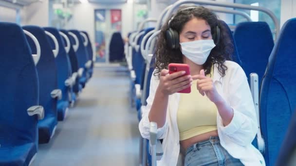 Wanita Pengelana Kereta Api Mendengarkan Musik Headphone Nirkabel Dan Menggunakan — Stok Video