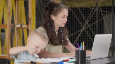 Evde çalışan genç bir kadın çevrimiçi iş konferansına katılıyor. Sessiz küçük oğlu onu rahatsız etmiyor ve resim çizmiyor. Aile ve kariyer