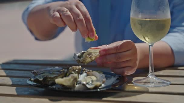 Jedzenie Ostryg Restauracji Widok Bliska Talerz Ręce Człowieka Siedzącego Przy — Wideo stockowe