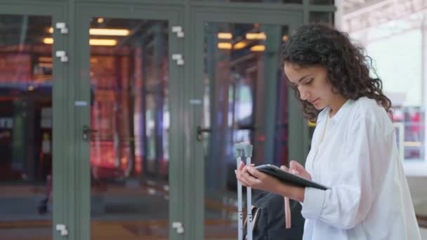 Αναμονή Τρένο Στο Σιδηροδρομικό Σταθμό Πορτρέτο Της Νεαρής Γυναίκας Tablet — Αρχείο Βίντεο