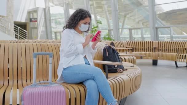 Vrouwelijke Passagier Wacht Instappen Het Gebruik Van Smartphone Met Gratis — Stockvideo