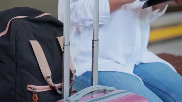 Mujer Está Esperando Tren Avión Terminal Utilizando Tableta Escribiendo Mensaje — Vídeo de stock