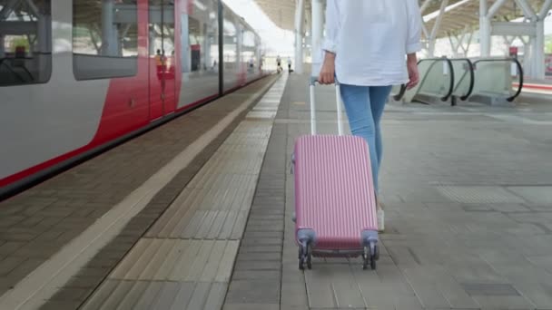 Junge Frau Mit Koffer Läuft Auf Bahnsteig Rückansicht Unteren Körperteil — Stockvideo