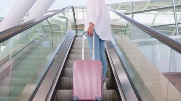 Passager Femelle Escalier Roulant Dans Aérogare Route Ferroviaire Aéroport Vue — Video