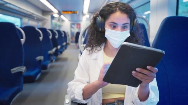 Zugfahren Bei Covid Pandemie Frau Mit Gesichtsmaske Tablette Mit Kostenlosem — Stockvideo