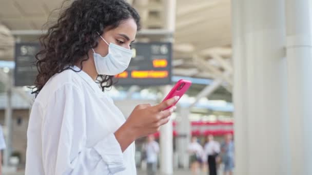 Vrouw Met Beschermend Gezichtsmasker Treinterminal Luchthaven Met Smartphone Reist Tijdens — Stockvideo