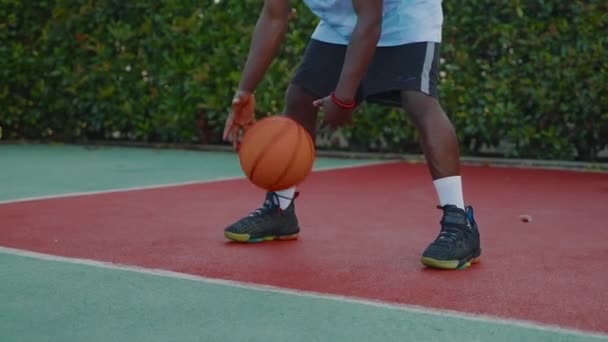 Slow Motion Ingen Ansiktsbild Svart Basketspelare Som Tränar Friluftsplan Han — Stockvideo
