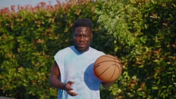 Afrikalı Amerikalı Basketbolcu Topla Antrenman Yapıyor Kameraya Bakıyor Güneşli Bir — Stok video