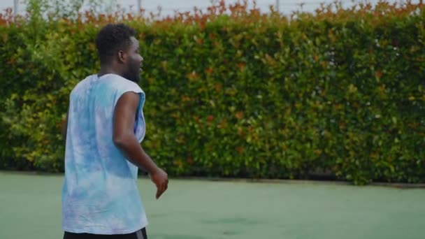 Cool Musta Kaveri Pelaa Koripalloa Ulkona Streetball Koulutus Kesällä Hidastettuna — kuvapankkivideo