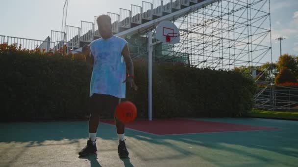 Černý Basketbalista Otevřeném Kurtu Trénink Trénink Míčem Aktivní Sportovní Volný — Stock video