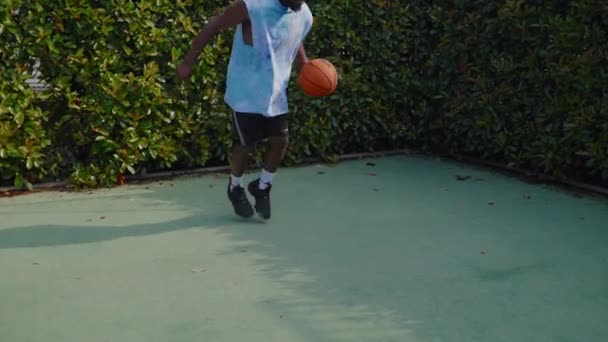 Qualifizierter Schwarzer Mann Spielt Basketball Auf Offenem Platz Zeitlupenschuss Dribbling — Stockvideo